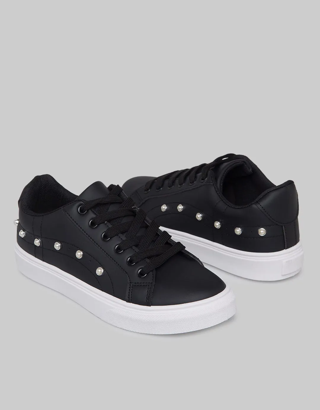 Details Sneakers Woman Studded